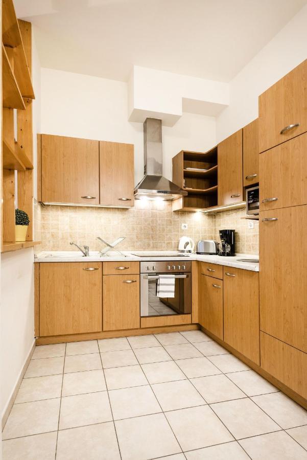 Апартаменты Downtown Charm With Balcony And Garden View Будапешт Экстерьер фото